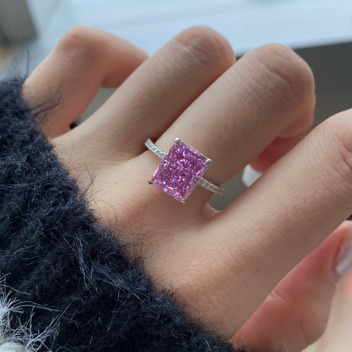 [LORA]4.0 Carat Luxurious Engagement Ring