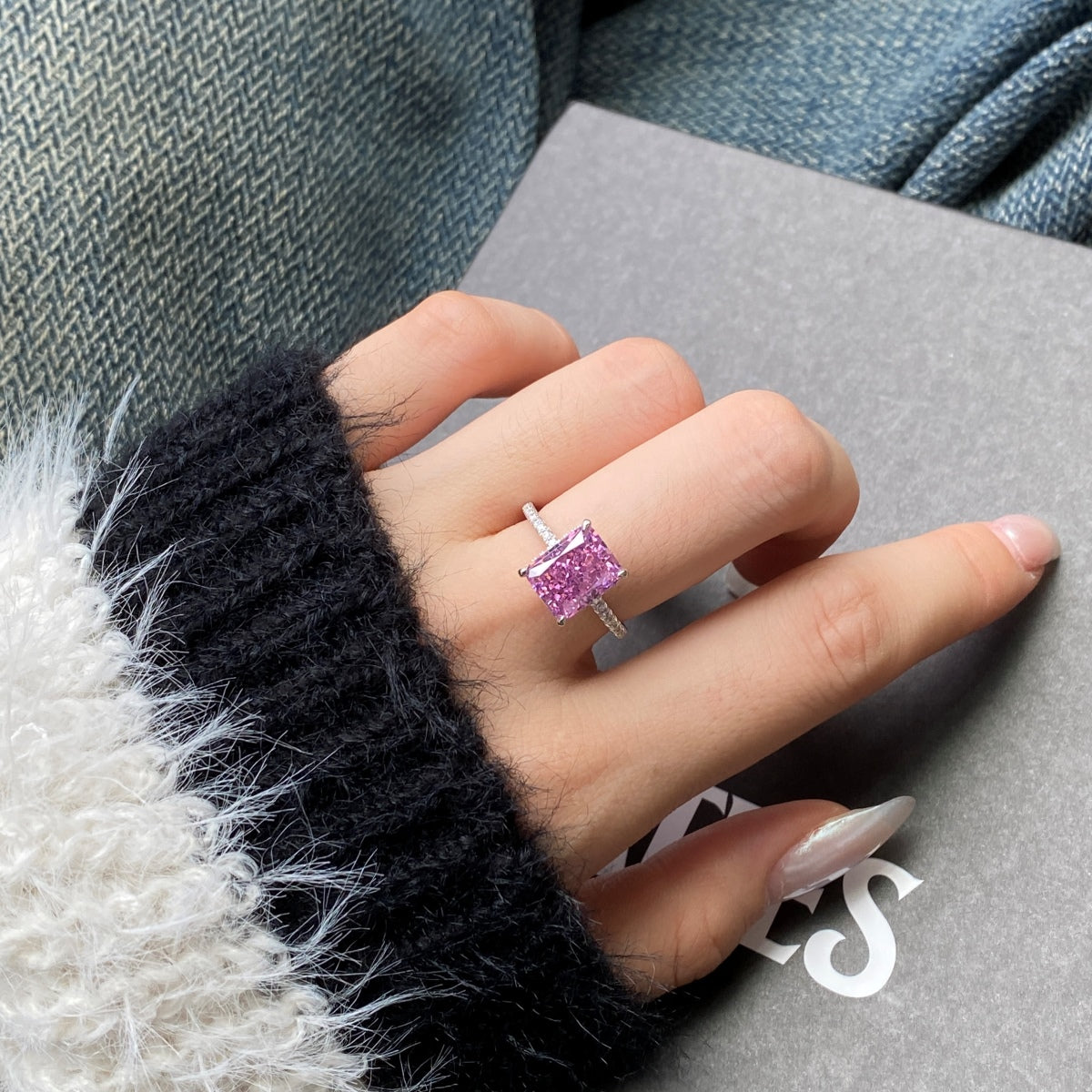 [LORA]4.0 Carat Luxurious Engagement Ring