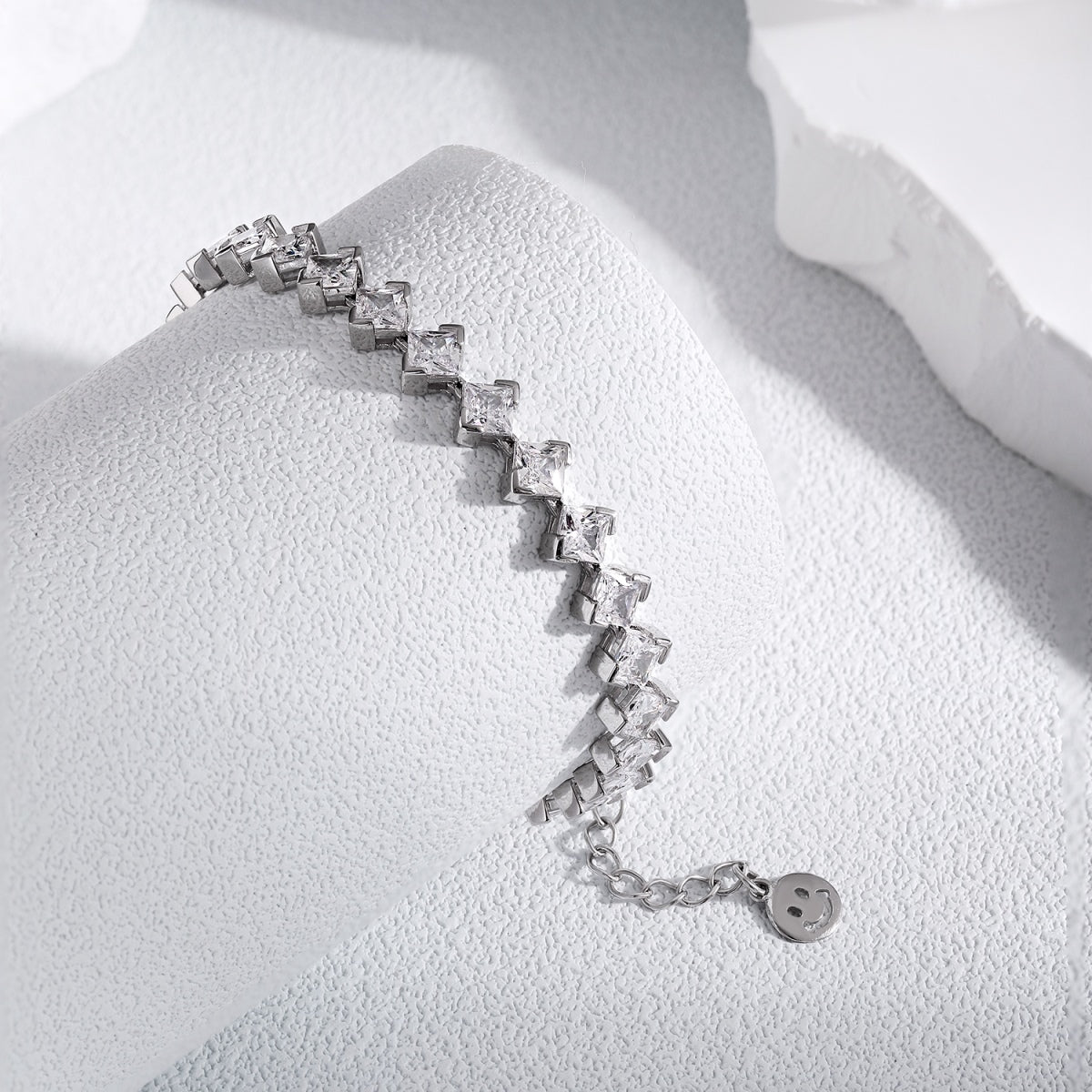 [LORA]0.5 Carat Ornate Princess Cut Daily Bracelet