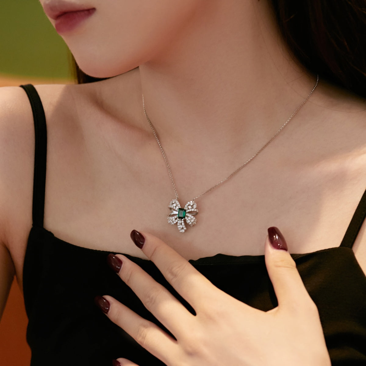 [LORA]Luxurious Flower Shape Emerald Cut Necklace