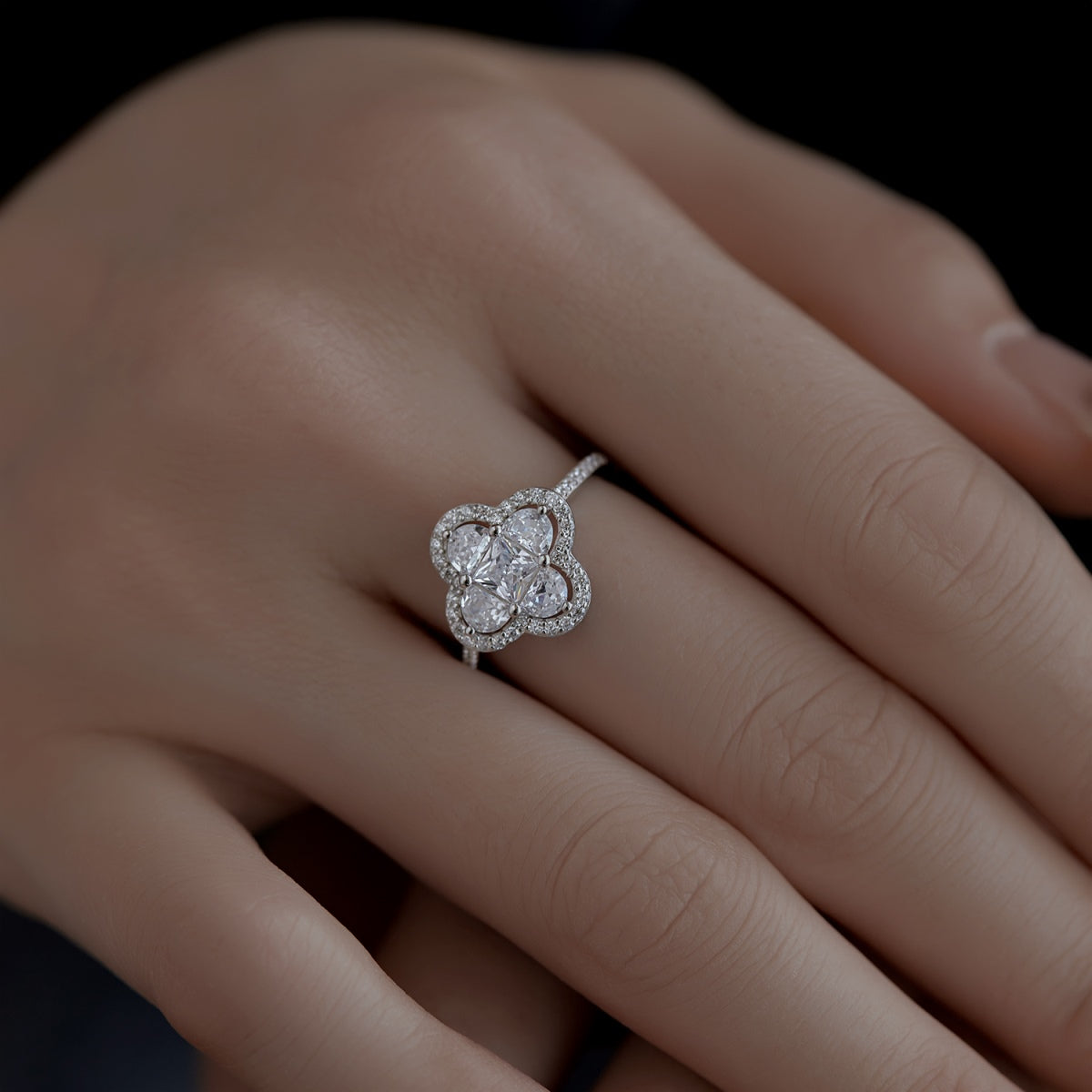 [LORA]Luxurious Eternity Flower Shape Banquet Ring
