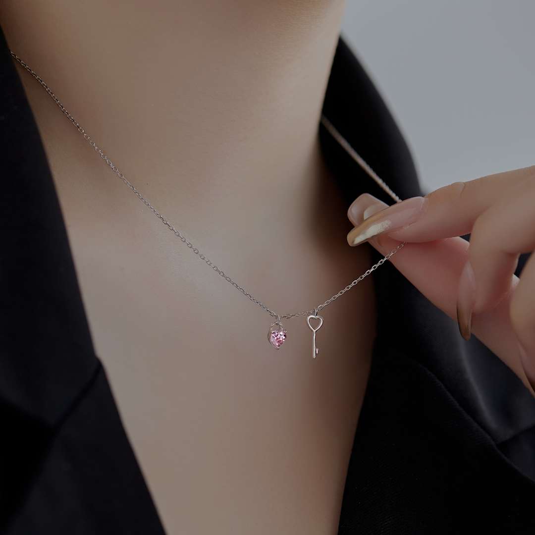 [LORA]Unique Heart Shape Key Pendent Necklace