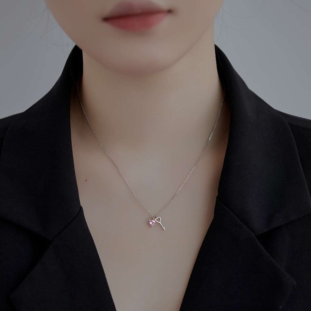 [LORA]Unique Heart Shape Key Pendent Necklace