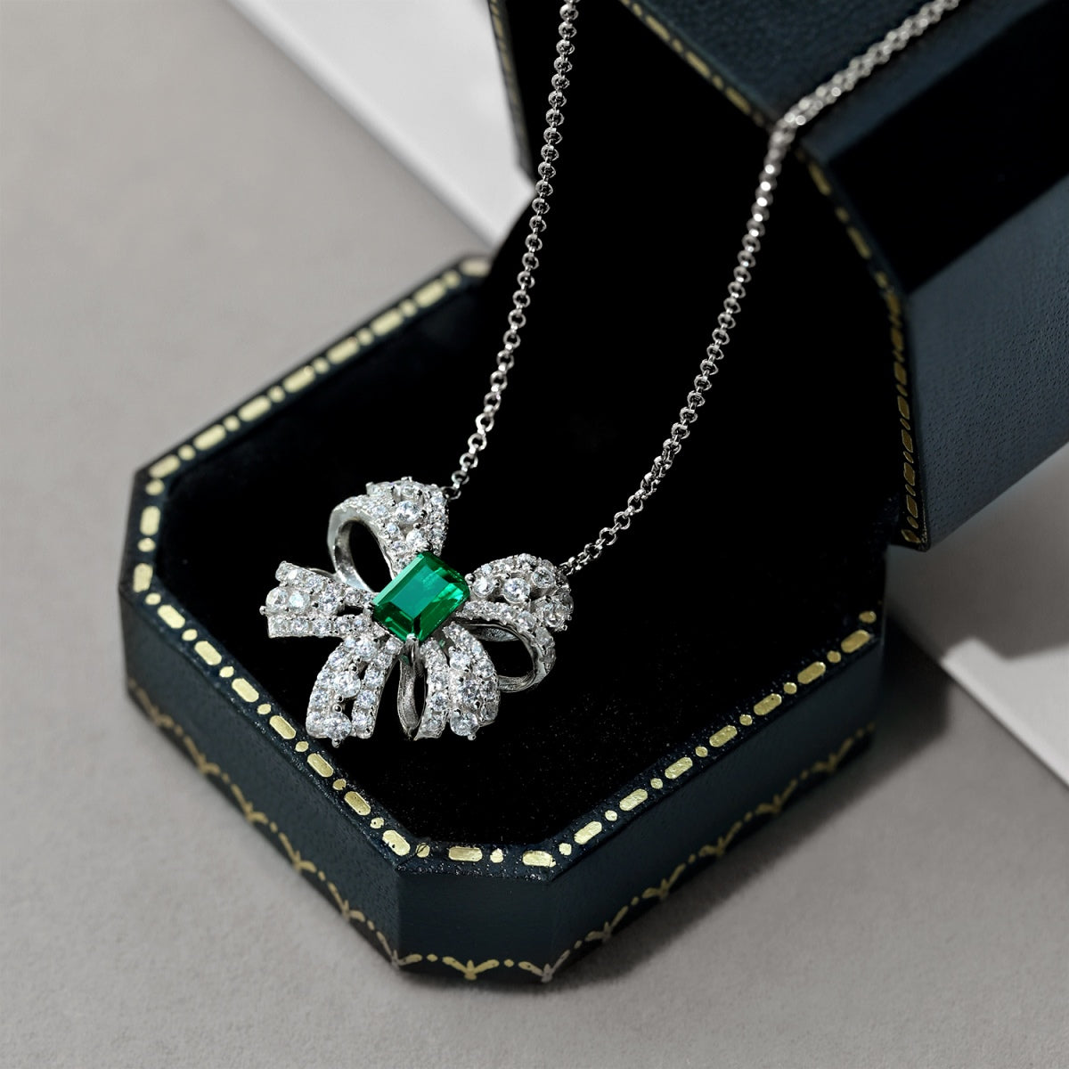 [LORA]Luxurious Flower Shape Emerald Cut Necklace