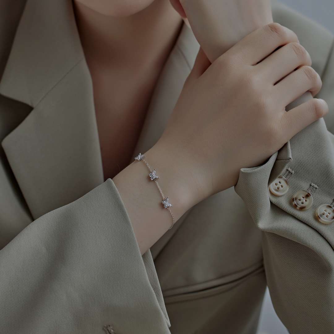 [LORA]Radiant Butterfly Shape Necklace