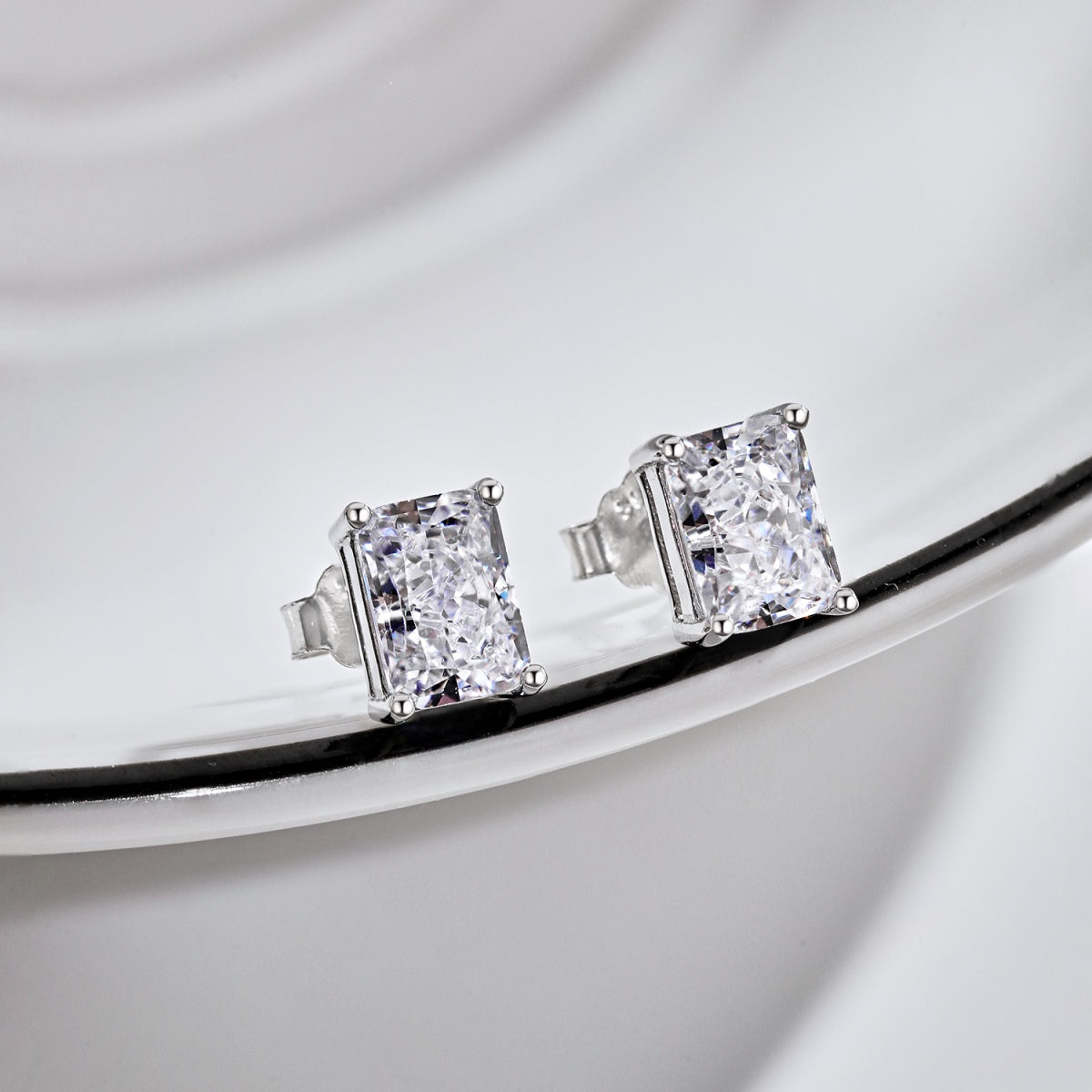 [LORA]Radiant Luxurious Princess Cut Daily Earrings