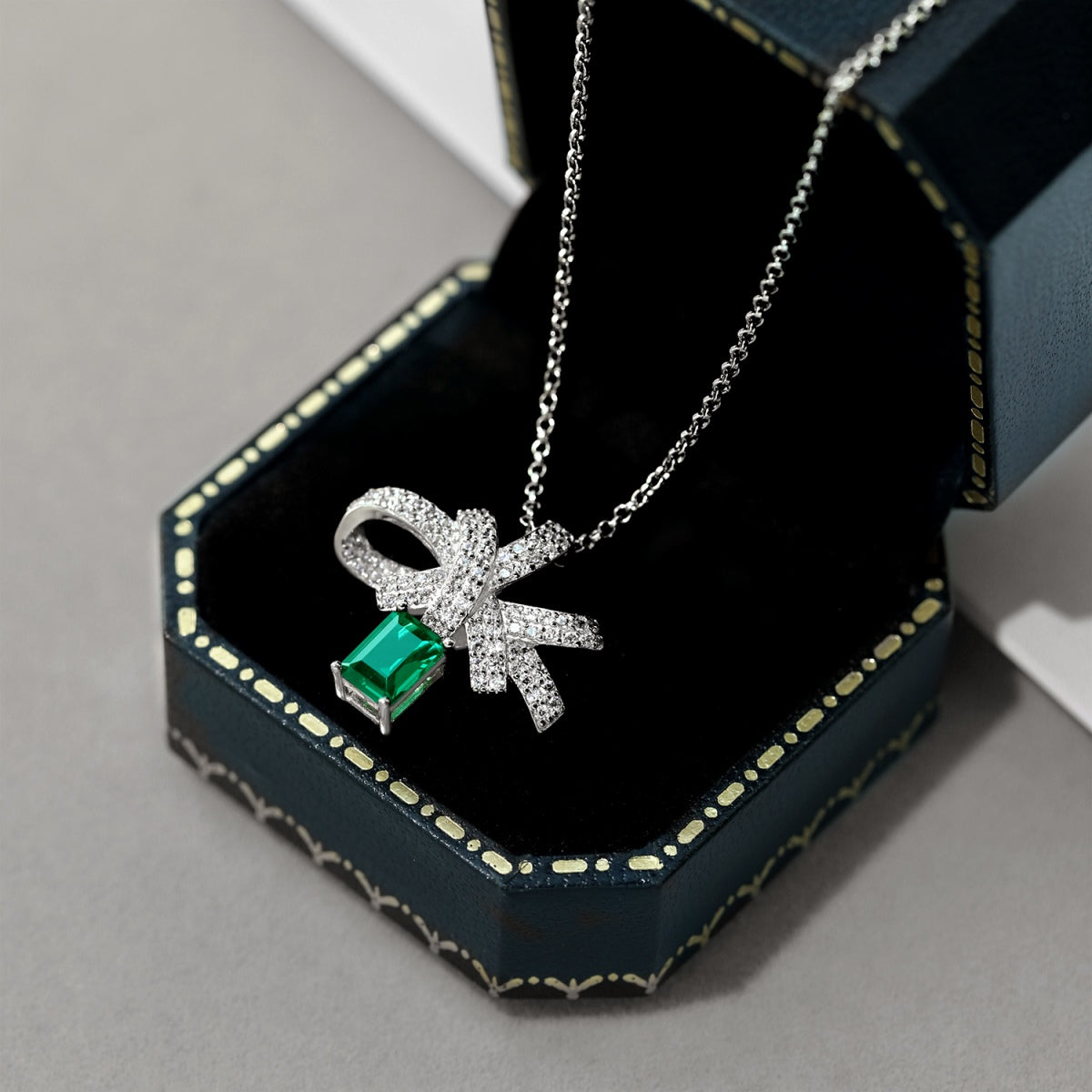 [LORA]Luxurious Flower Shape Emerald Cut Necklace