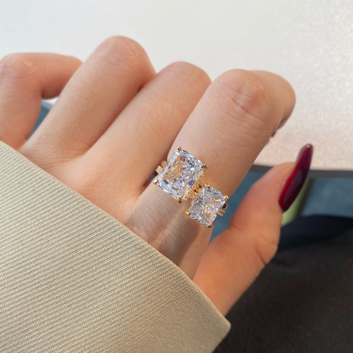 [LORA]4.0 Carat Ornate Enchanting Radiand Cut Banquet Ring