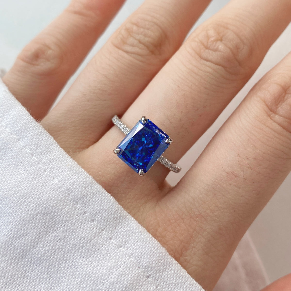 [LORA]4.0 Carat Luxurious Engagement Ring