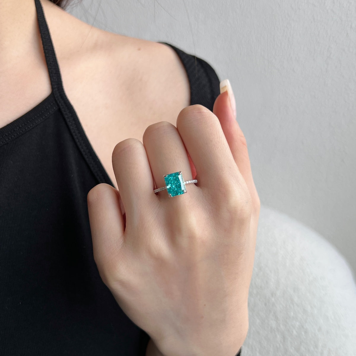 [LORA]4.0 Carat Luxurious Engagement Ring