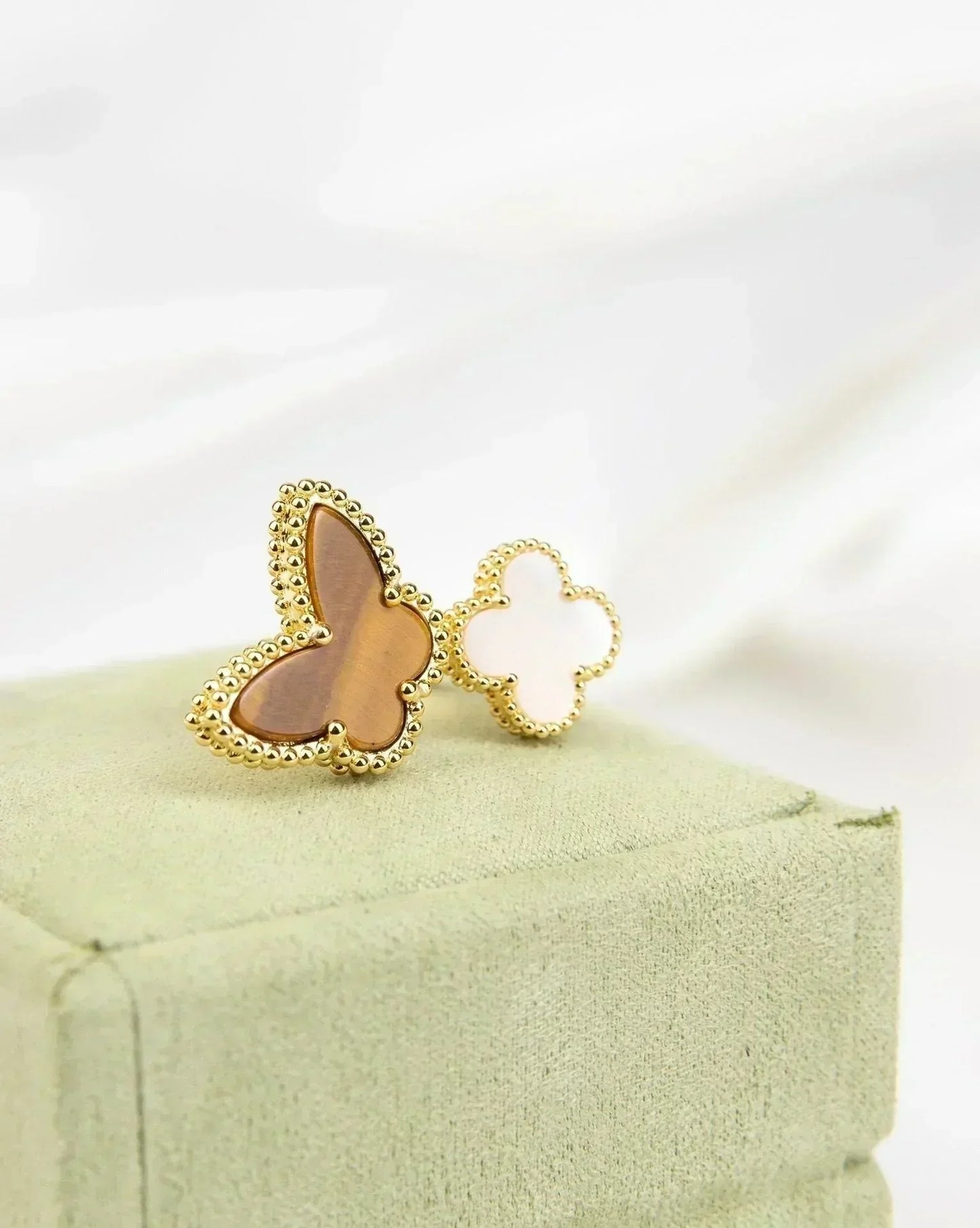 [LORA]LUCKY BETWEEN THE FINGER RING