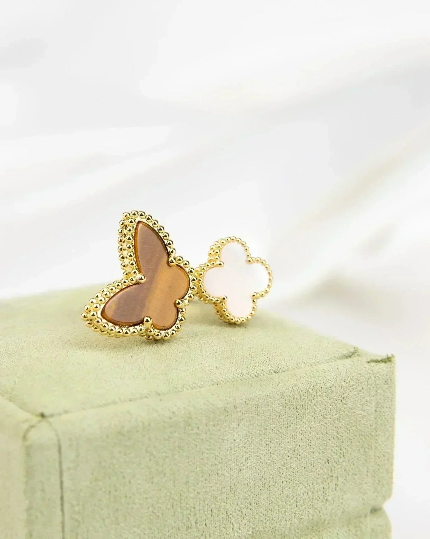 [Lora]LUCKY BETWEEN THE FINGER RING