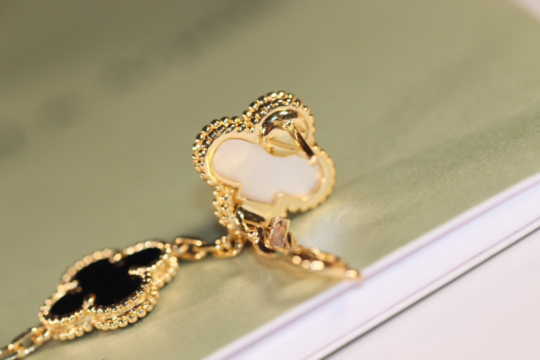 [LORA]CLOVER EARRINGS GOLD ONYX MOP 3 MOTIF