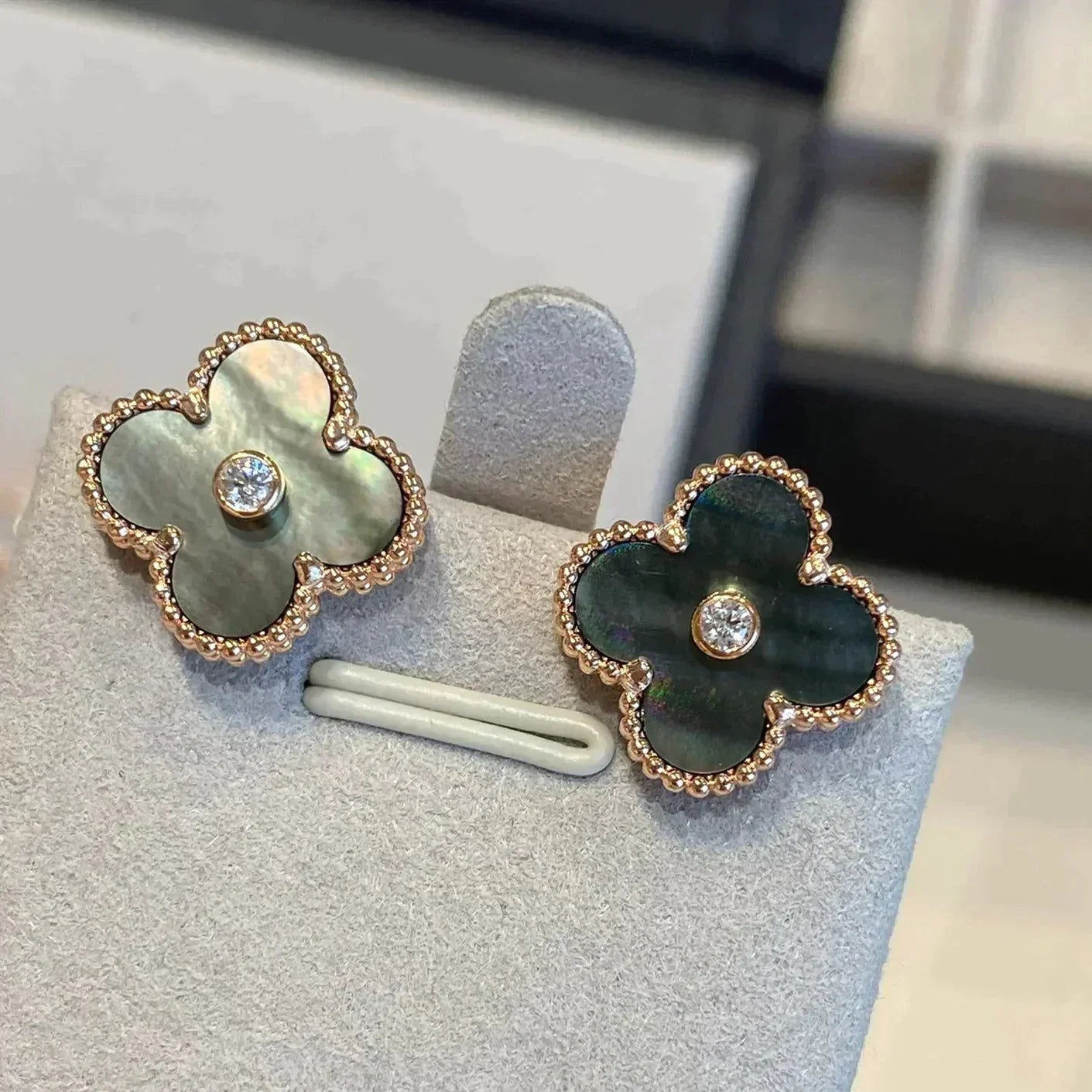 [LORA]CLOVER MEDIUM 1 MOTIFS GRAY MOP  DIAMOND EARRINGS