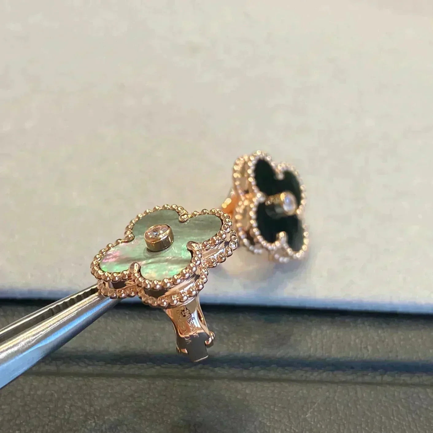 [LORA]CLOVER MEDIUM 1 MOTIFS GRAY MOP  DIAMOND EARRINGS