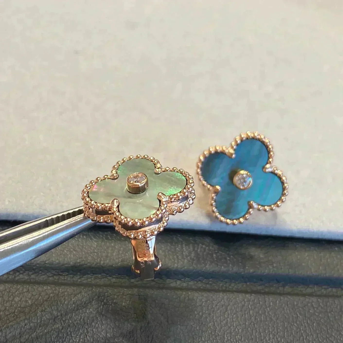 [LORA]CLOVER MEDIUM 1 MOTIFS GRAY MOP  DIAMOND EARRINGS