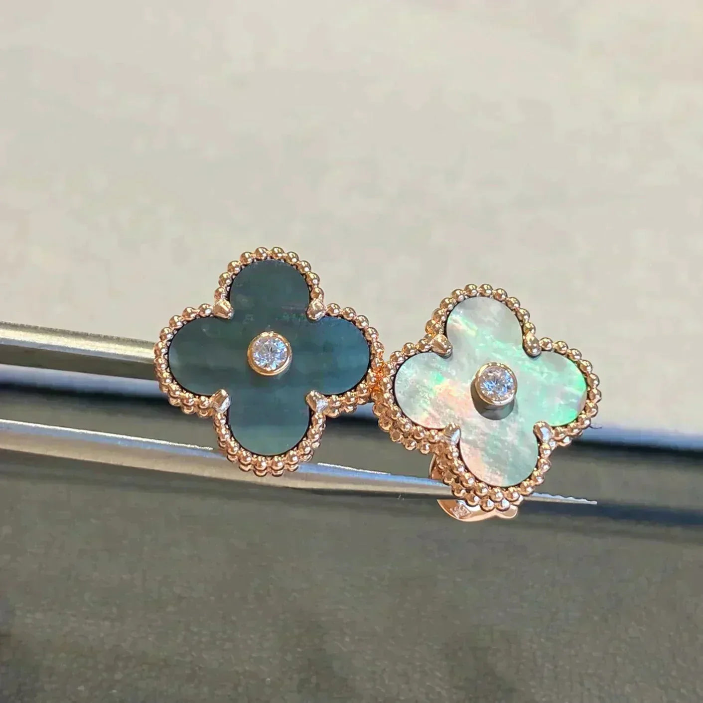 [LORA]CLOVER MEDIUM 1 MOTIFS GRAY MOP  DIAMOND EARRINGS