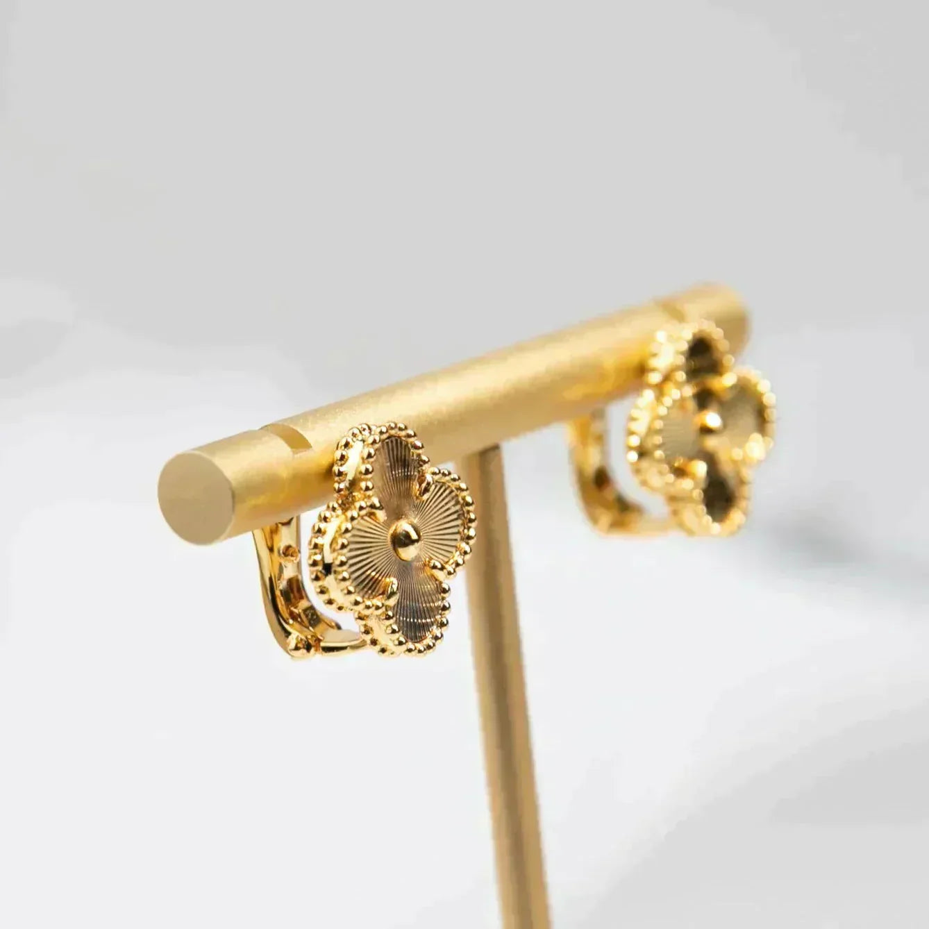 [LORA]CLOVER MEDIUM 1 MOTIFS LASER EARRINGS