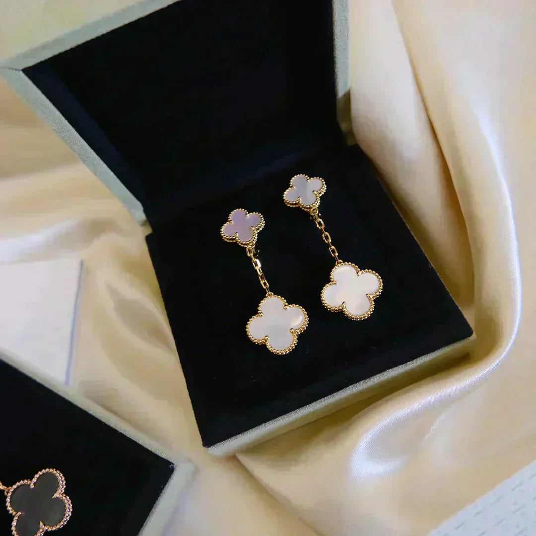 [LORA]CLOVER 2 MOTIF WHITE MOP EARRINGS