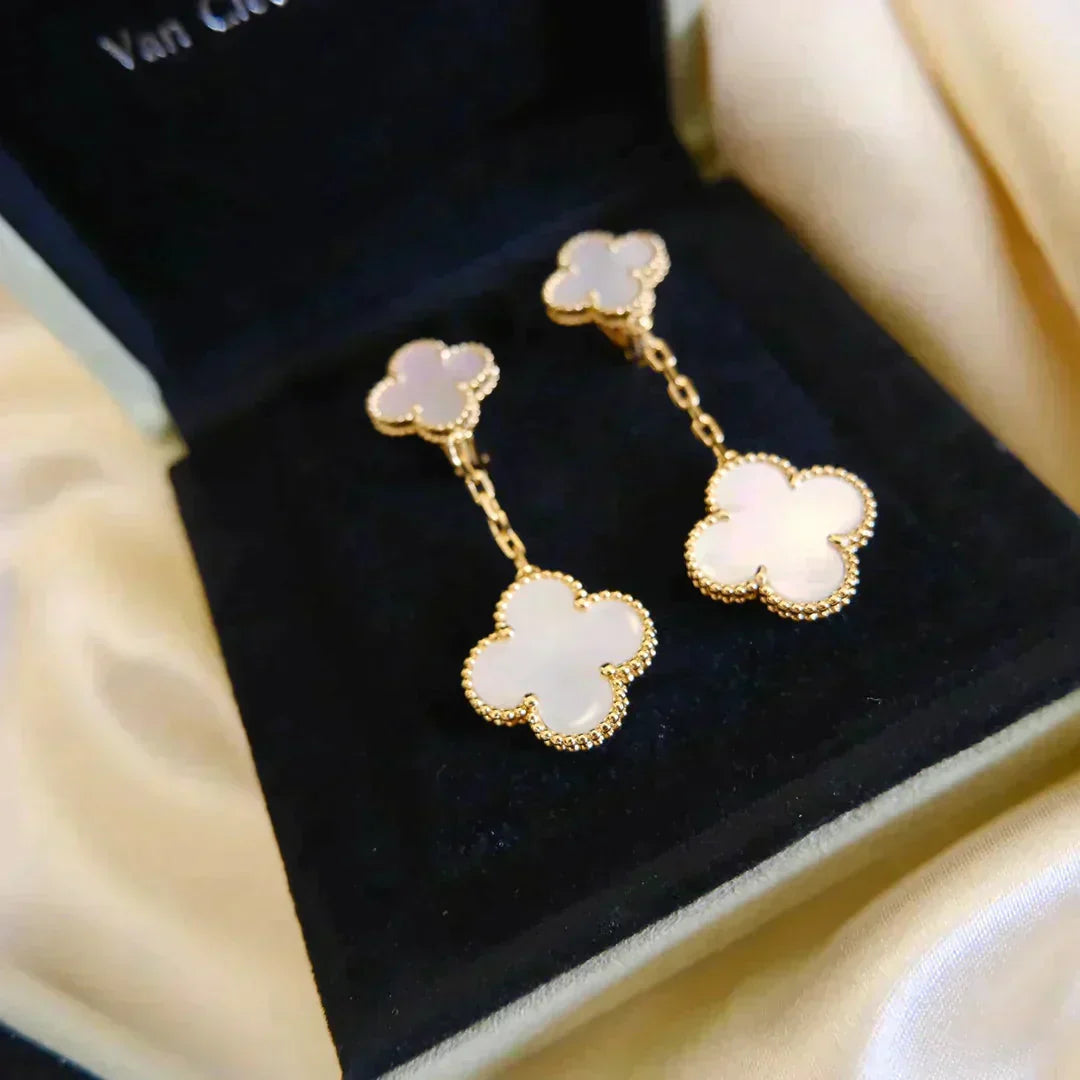 [LORA]CLOVER 2 MOTIF WHITE MOP EARRINGS