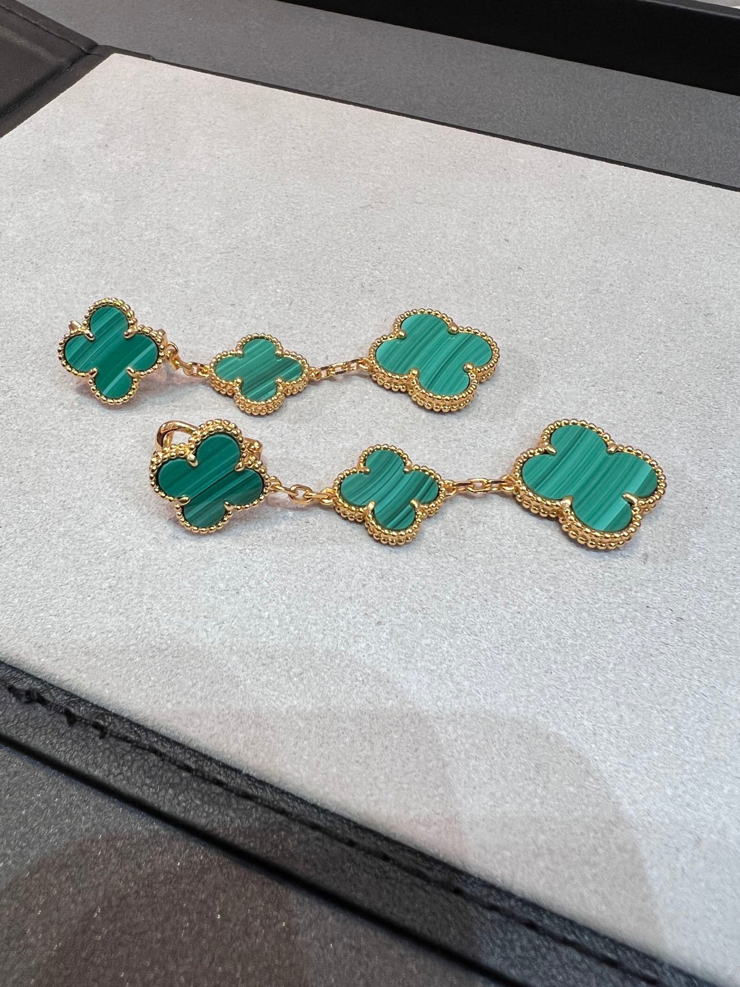 [Lora]CLOVER MALACHITE 3 MOTIFS GOLD