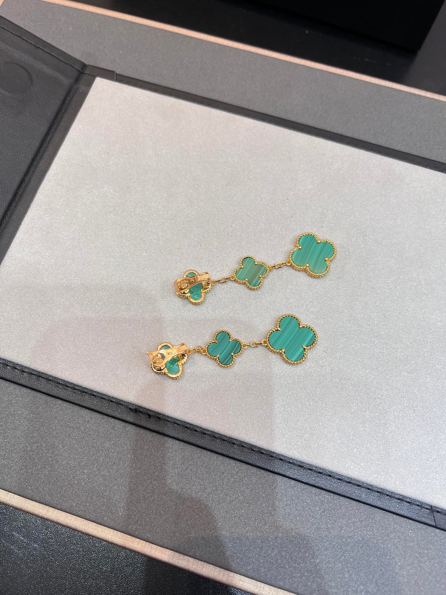 [Lora]CLOVER MALACHITE 3 MOTIFS GOLD
