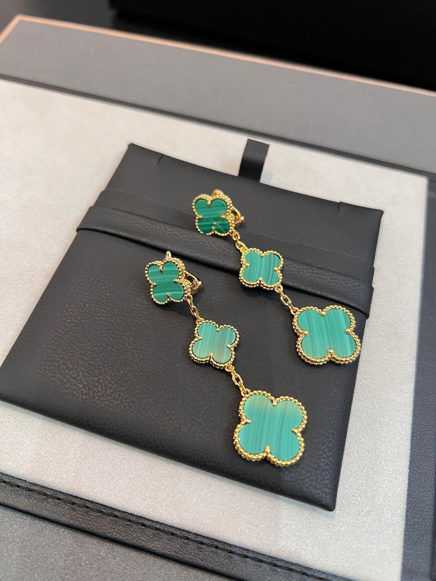 [Lora]CLOVER MALACHITE 3 MOTIFS GOLD