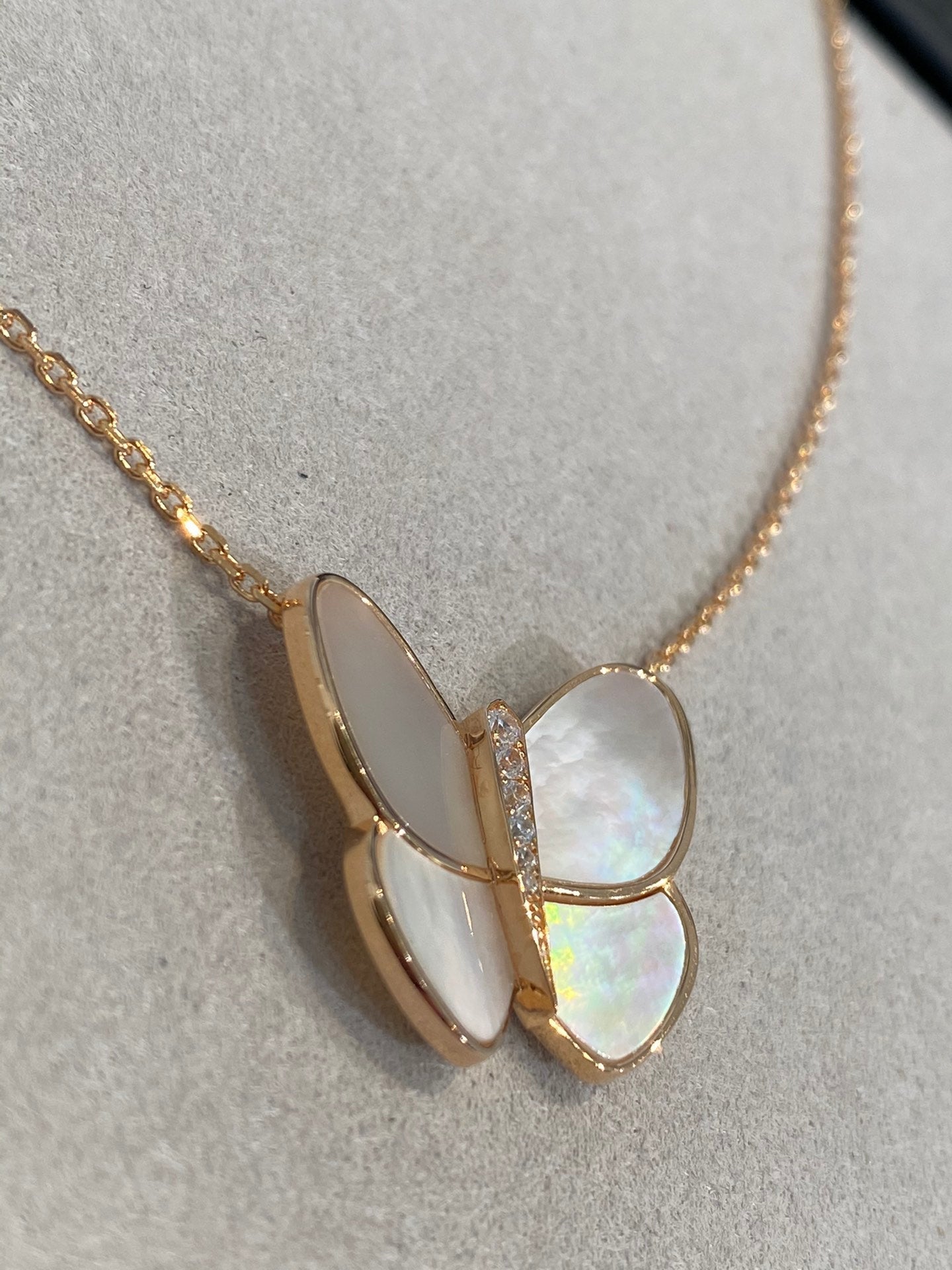 [Lora]BUTTERFLY GOLD MOP DIAMOND NECKLACE