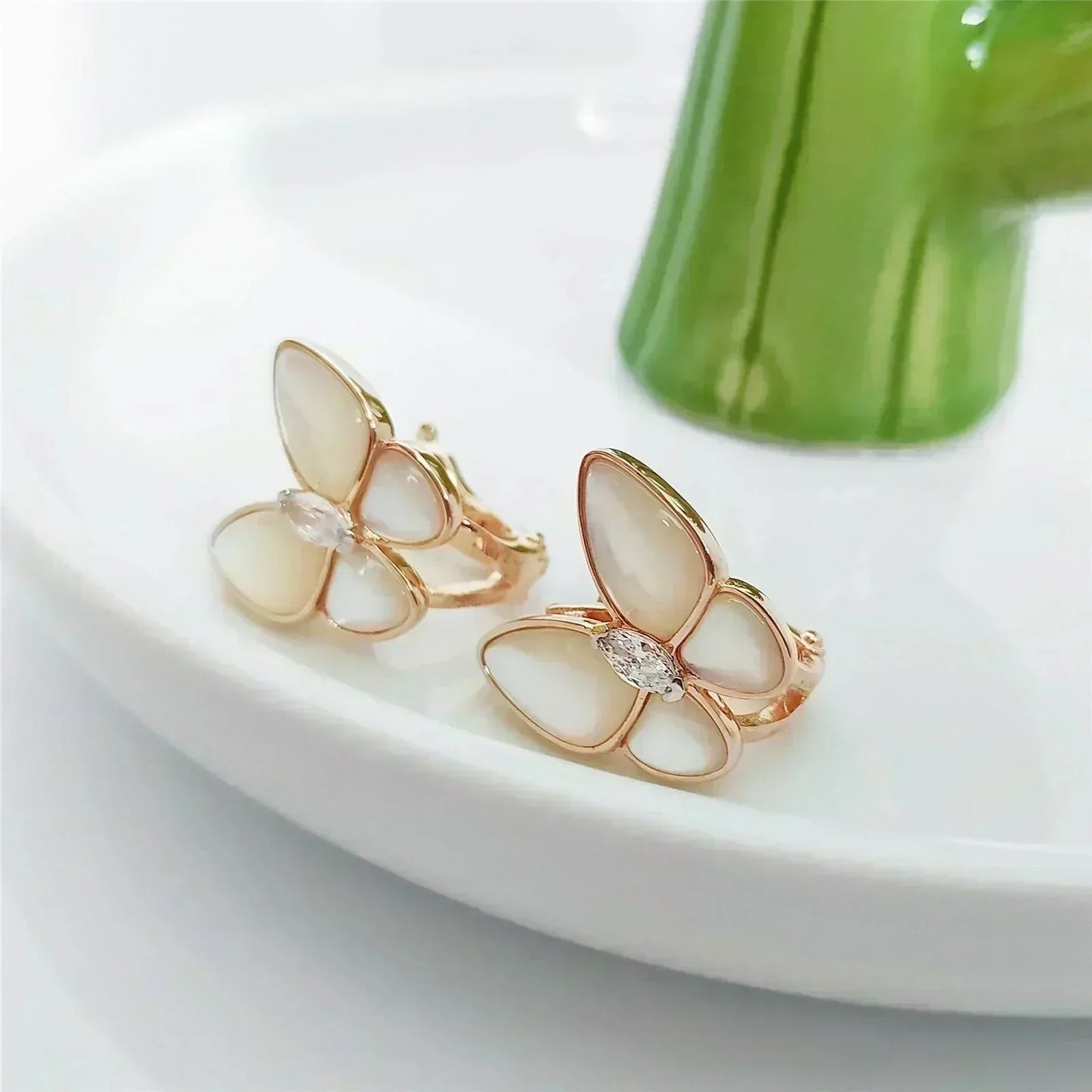 [Lora]BUTTERFLY MOP DIAMOND EARRINGS