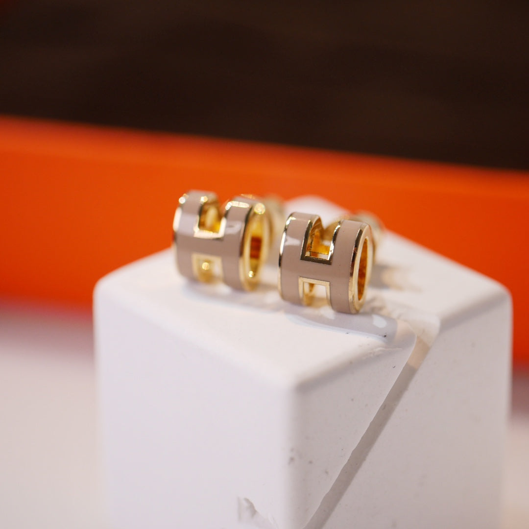 [LORA]MINI POP H GOLD EARRINGS GREY