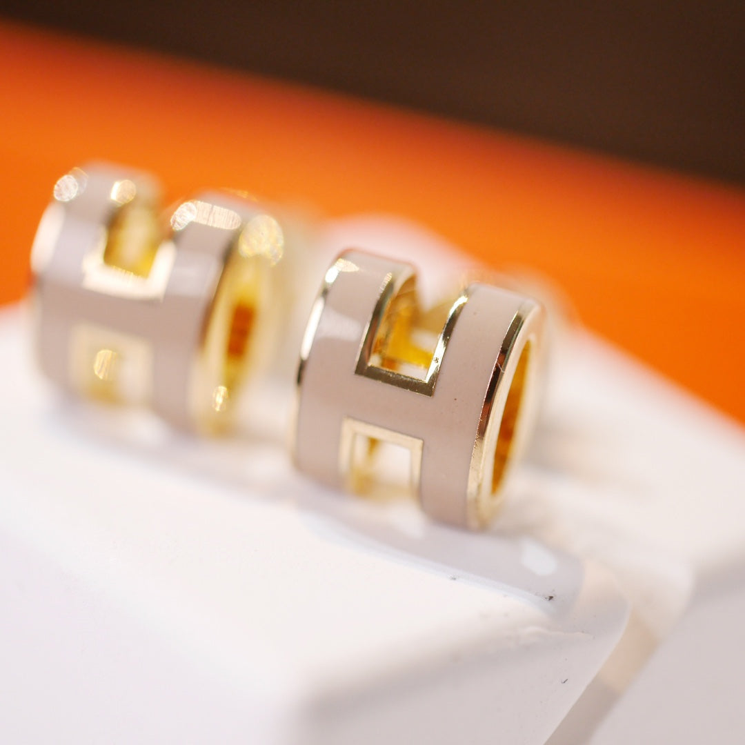 [LORA]MINI POP H GOLD EARRINGS GREY
