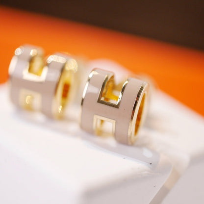 [LORA]MINI POP H GOLD EARRINGS GREY