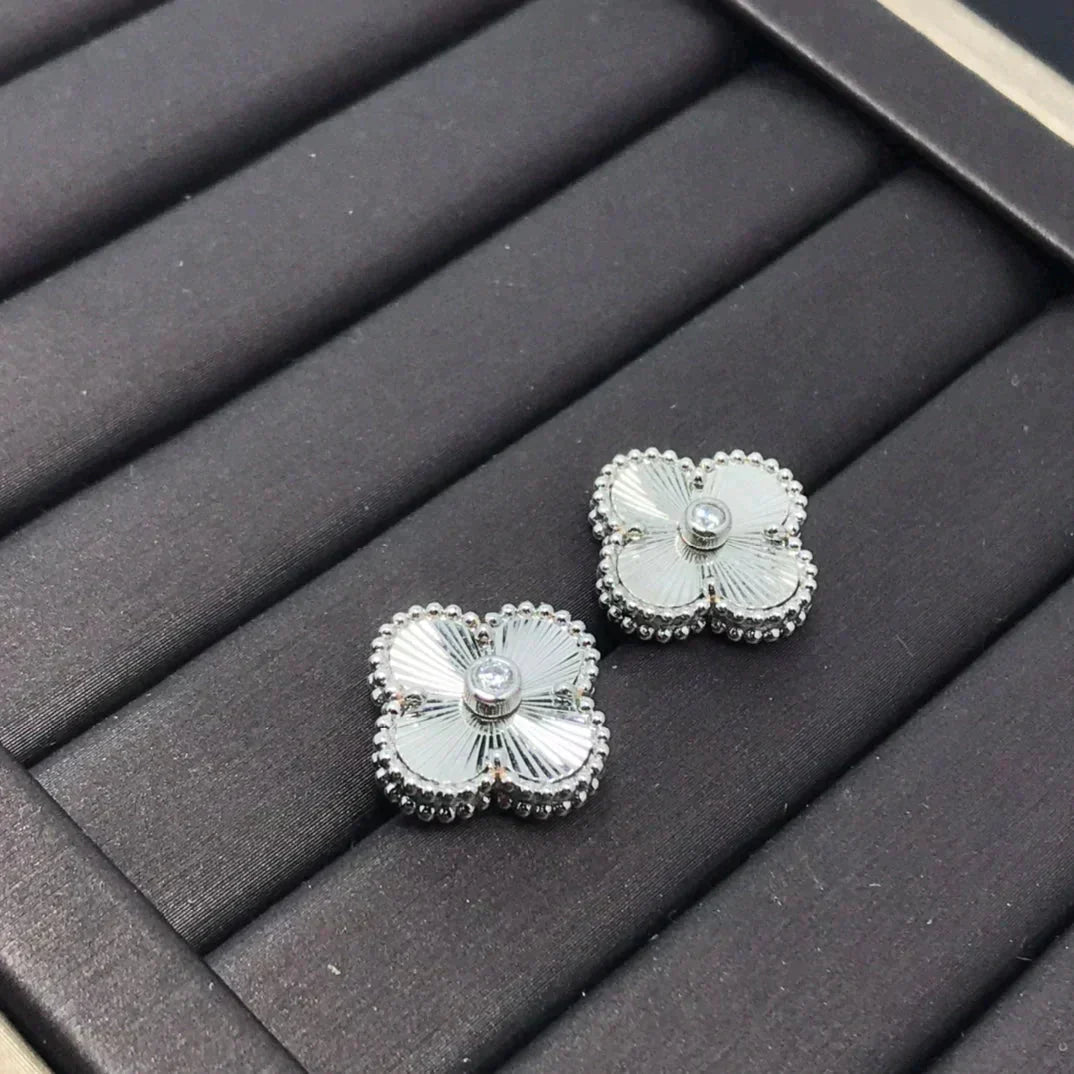 [LORA]CLOVER MINI 9.5MM LASER EARRINGS