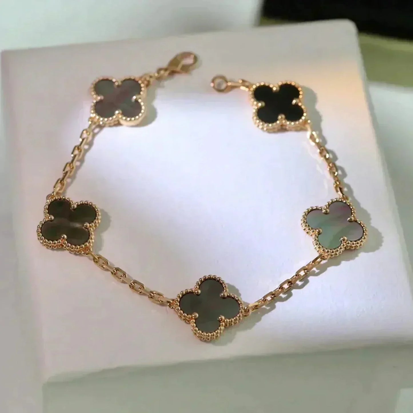 [LORA]CLOVER 5 MOTIF GRAY MOP  BRACELET