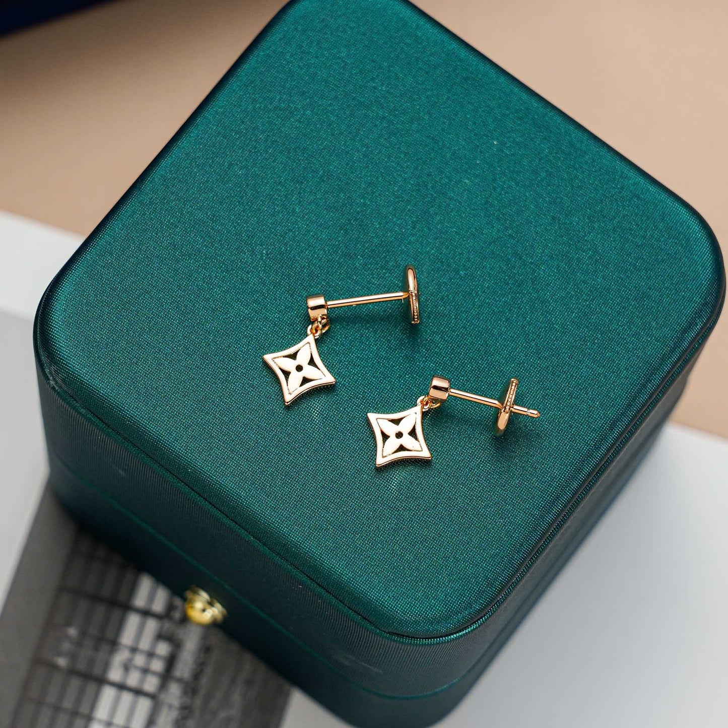 [LORA]STAR EARRINGS GOLD