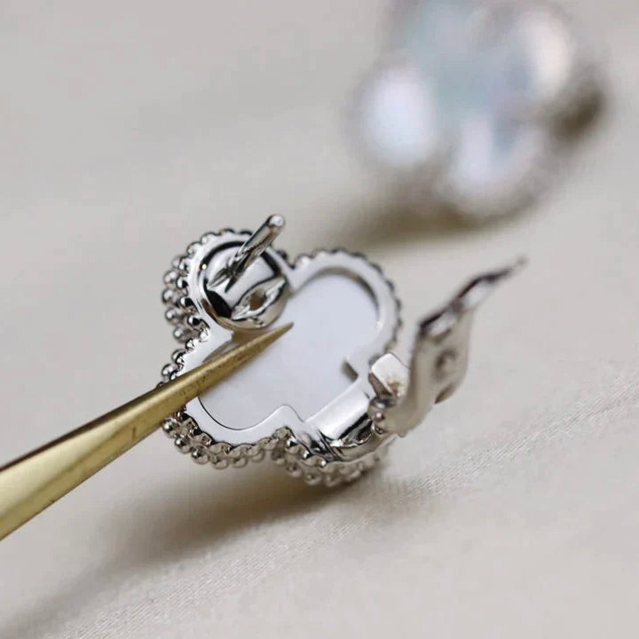 [LORA]CLOVER MEDIUM 1 MOTIFS  WHITE MOP EARRINGS SILVER