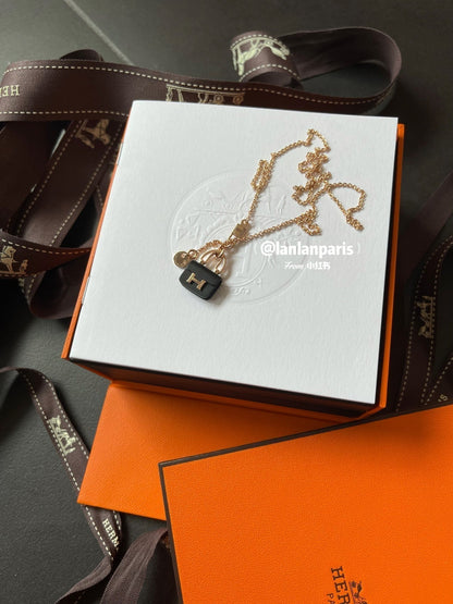 [LORA]CONSTANCE BLACK PEDANT PINK GOLD NECKLACE