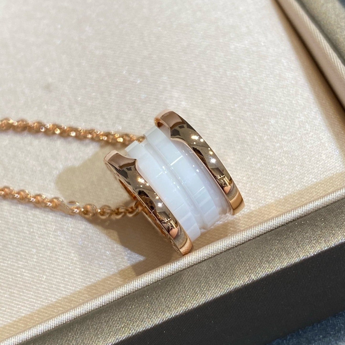 [LORA]ZERO 1 WHITE CERAMIC PINK GOLD NECKLACE