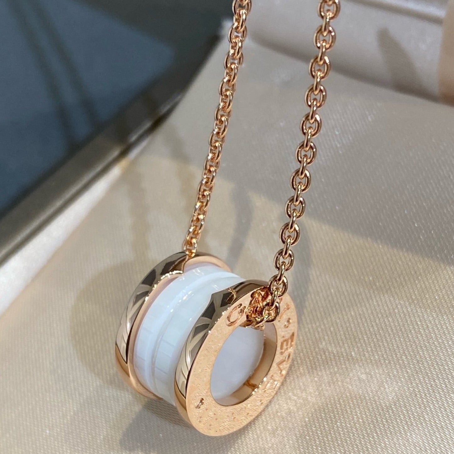 [LORA]ZERO 1 WHITE CERAMIC PINK GOLD NECKLACE