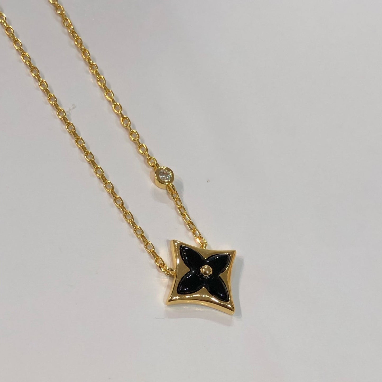 [LORA]STAR BLACK MOP NECKLACE