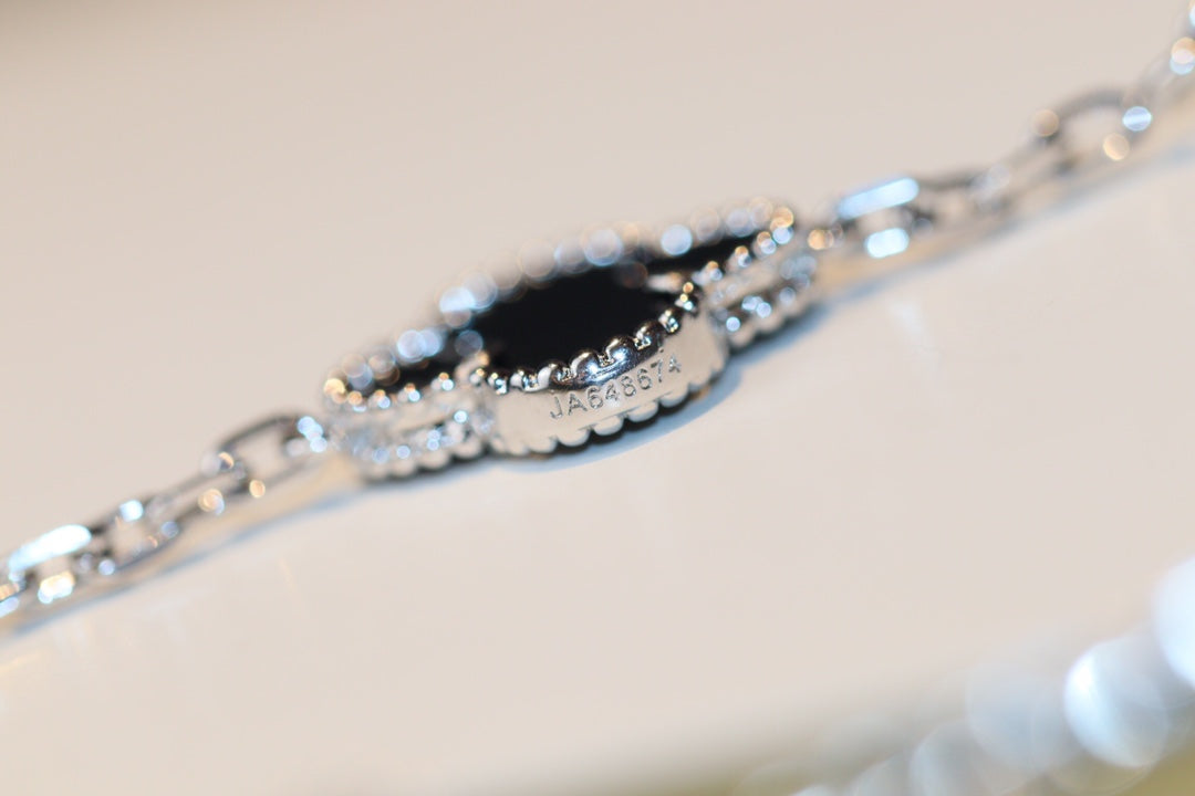 [Lora]CLOVER 20 MOTIFS ONYX DIAMOND SILVER