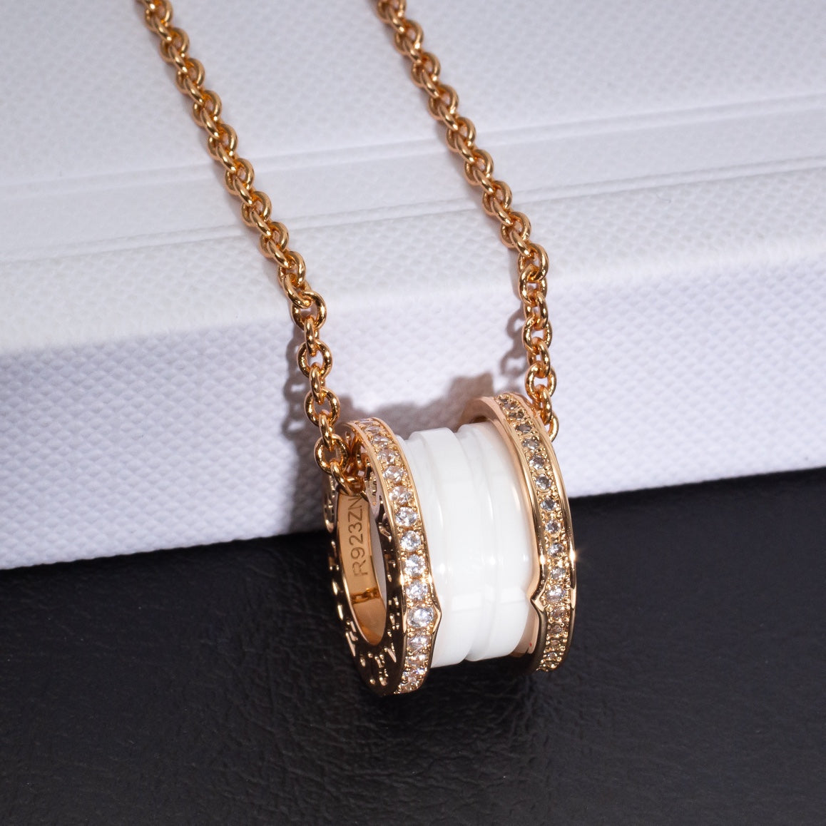 [LORA]ZERO 1 WHITE CERAMIC PINK GOLD DIAMOND NECKLACE