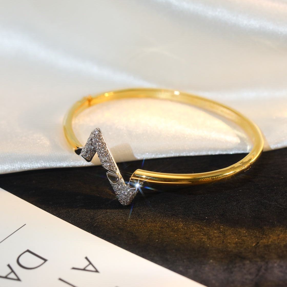 [LORA]VOLTE UPSITE DOWN GOLD DIAMOND BRACELET