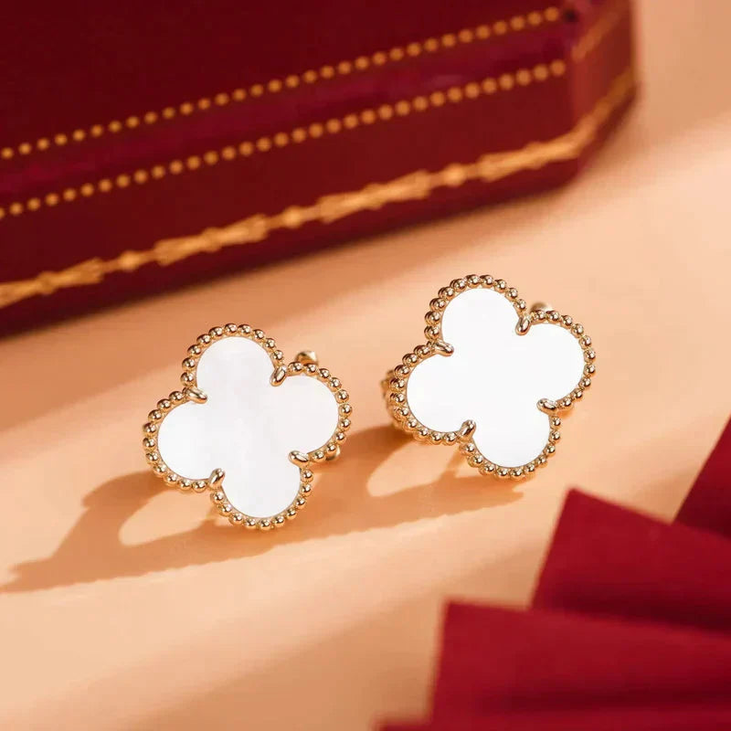 [LORA]CLOVER MEDIUM 1 MOTIFS  WHITE MOP STUD EARRINGS