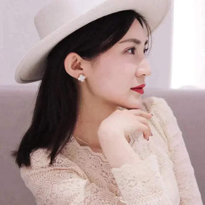 [LORA]CLOVER MEDIUM 1 MOTIFS  WHITE MOP STUD EARRINGS
