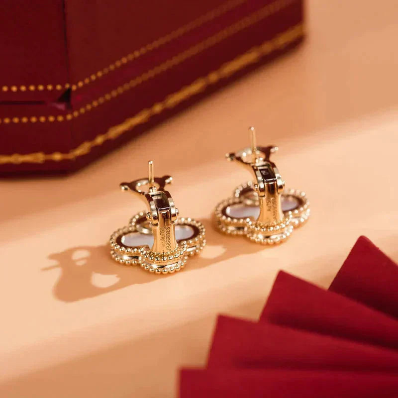 [LORA]CLOVER MEDIUM 1 MOTIFS  WHITE MOP STUD EARRINGS