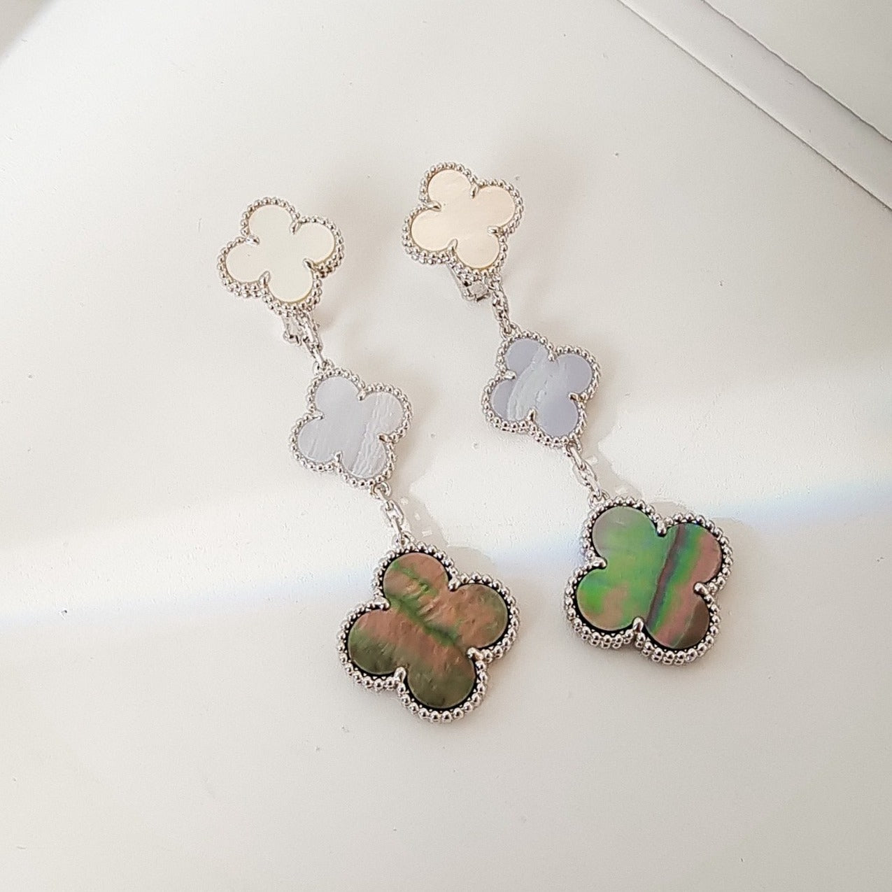 [Lora]CLOVER 3 MOTIFS CHALCEDONY DARK MOP SILVER EARRINGS
