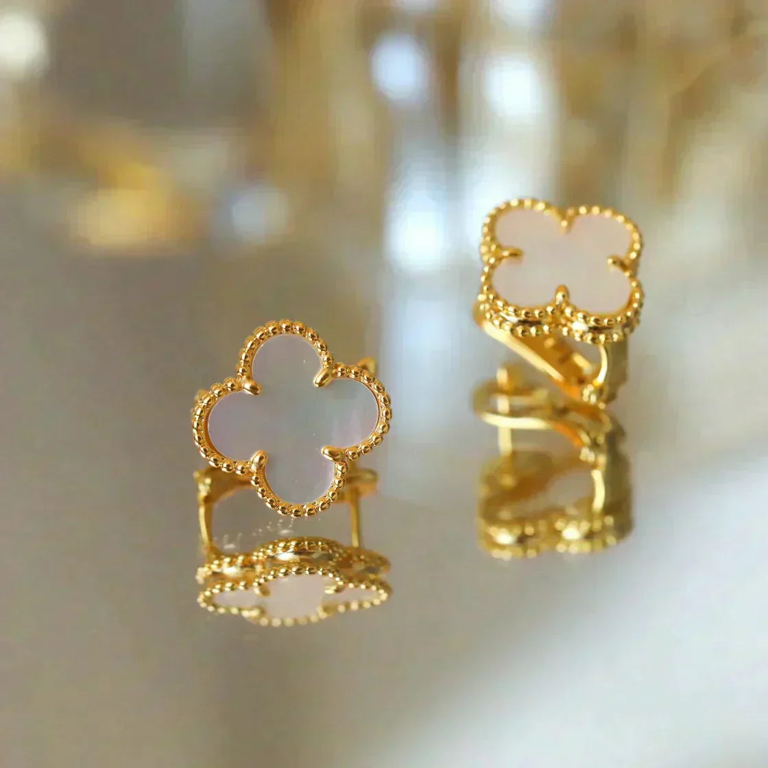 [LORA]CLOVER MEDIUM 1 MOTIFS  WHITE MOP STUD EARRINGS