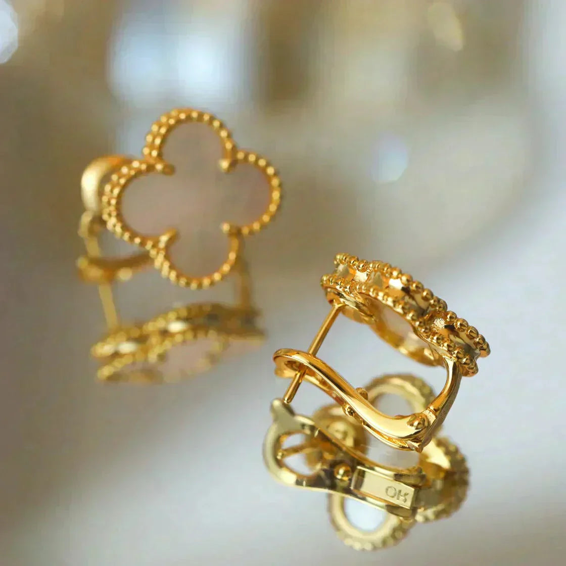 [LORA]CLOVER MEDIUM 1 MOTIFS  WHITE MOP STUD EARRINGS
