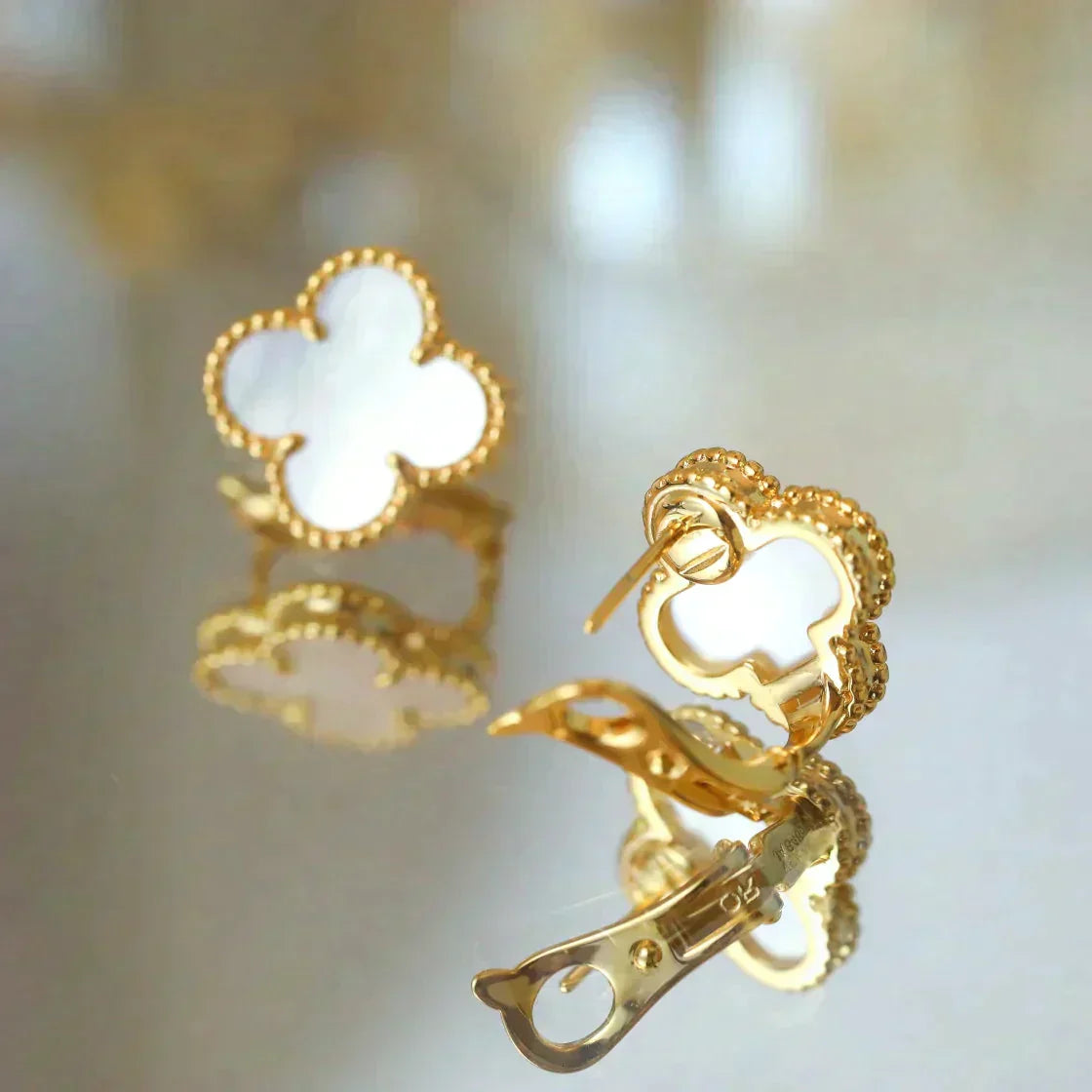 [LORA]CLOVER MEDIUM 1 MOTIFS  WHITE MOP STUD EARRINGS